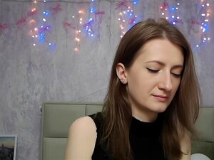 Amateur nena acariciando las tetas en la webcam en