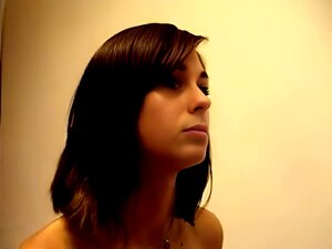 Chica morena sucia disfruta masturbándose y