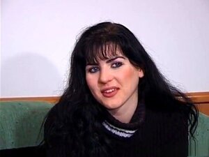 Pornstar safada na cena de pornô solo softcore mais quente. Avree queria levar as coisas devagar, então a colocamos no sofá do casting e a fizemos nos dar um strip tease softcore. Isso é só uma amostra do que está por vir no futuro com essa morena tarada